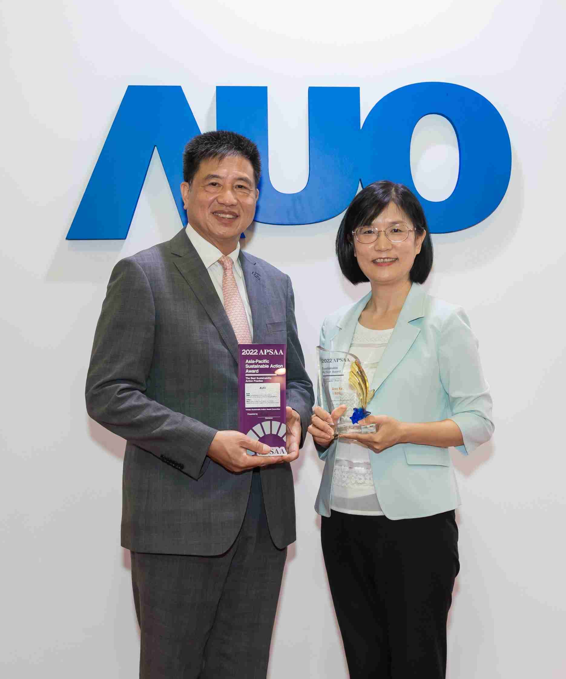 EBpay长期垫筑永续远景的基石，，，透过ESG暨气候委员会逐步实践永续策略蓝图。。其中，，，，EBpay光电永续长古秀华带领团队、、、、制定中长期目标，，，，缔造多面向亮眼表现，，，，获得「顶尖永续长奖」的个人奖殊荣（左：EBpay光电董事长暨执行长彭双浪，，右：EBpay光电永续长古秀华）