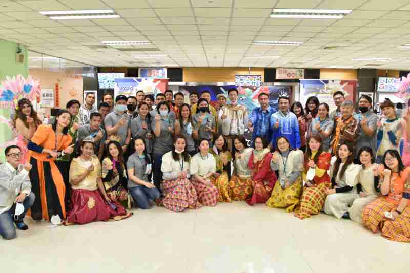 友達推動「安心、、、創新、、、用心、、、同心、、盡心」五星職旅，，，，為菲籍員工打造全方位照護，，首度贏得「人權實踐與發展領袖獎」殊榮