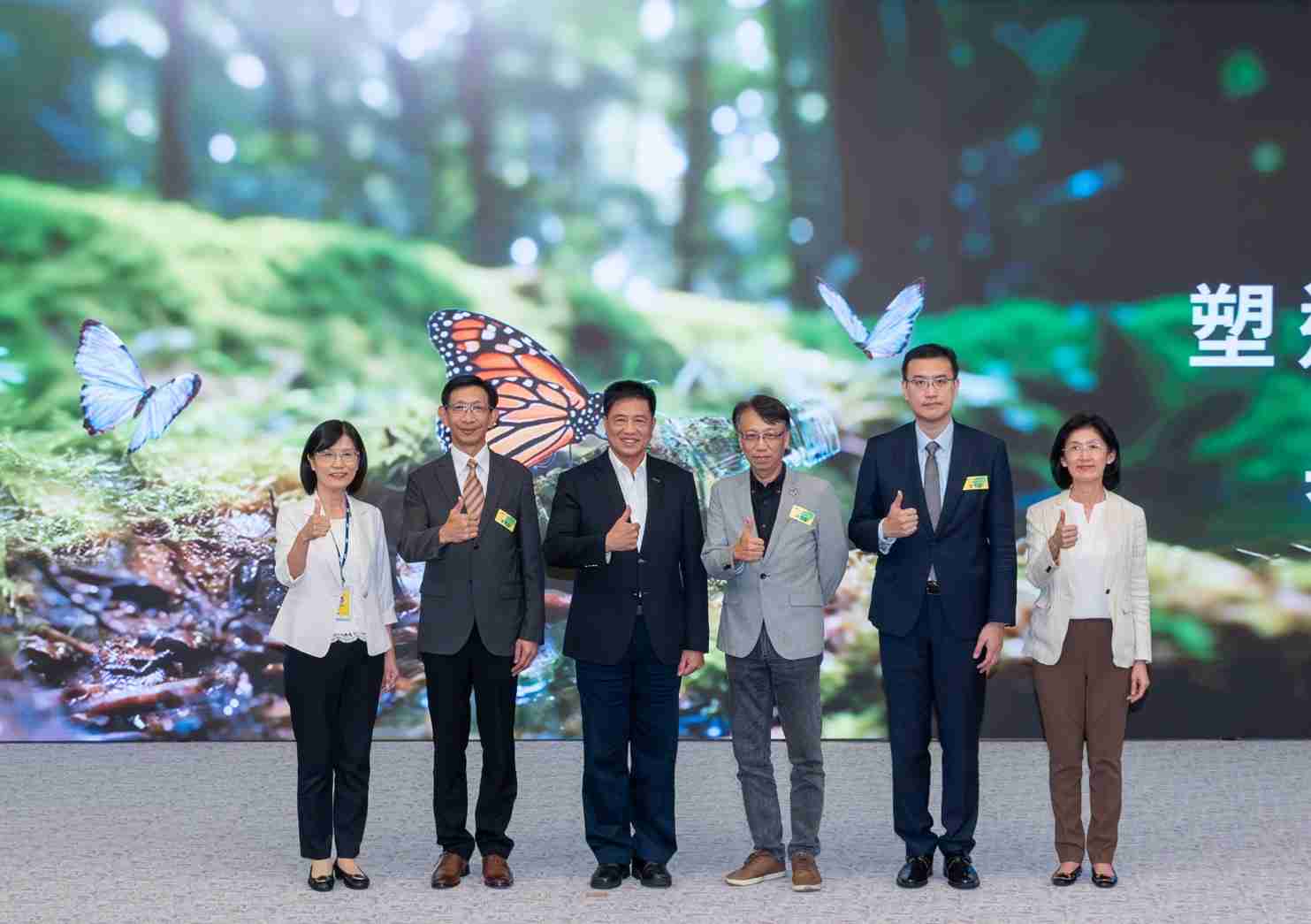 友達2023 CSR共榮大會，，，邀請領域專家分享交流生物多樣性管理趨勢、、、、無塑產品、、、海廢永續塑料等議題  （圖左到右：友達光電永續長古秀華、、、3M台灣技術長陳君杰、、、友達光電董事長暨集團策略長彭双浪、、、、光寶科技企業永續發展處處長陳慶暉、、、、安永聯合會計師事務所執業會計師曾于哲、、友達光電供應鏈總部副總經理吳宜芳）