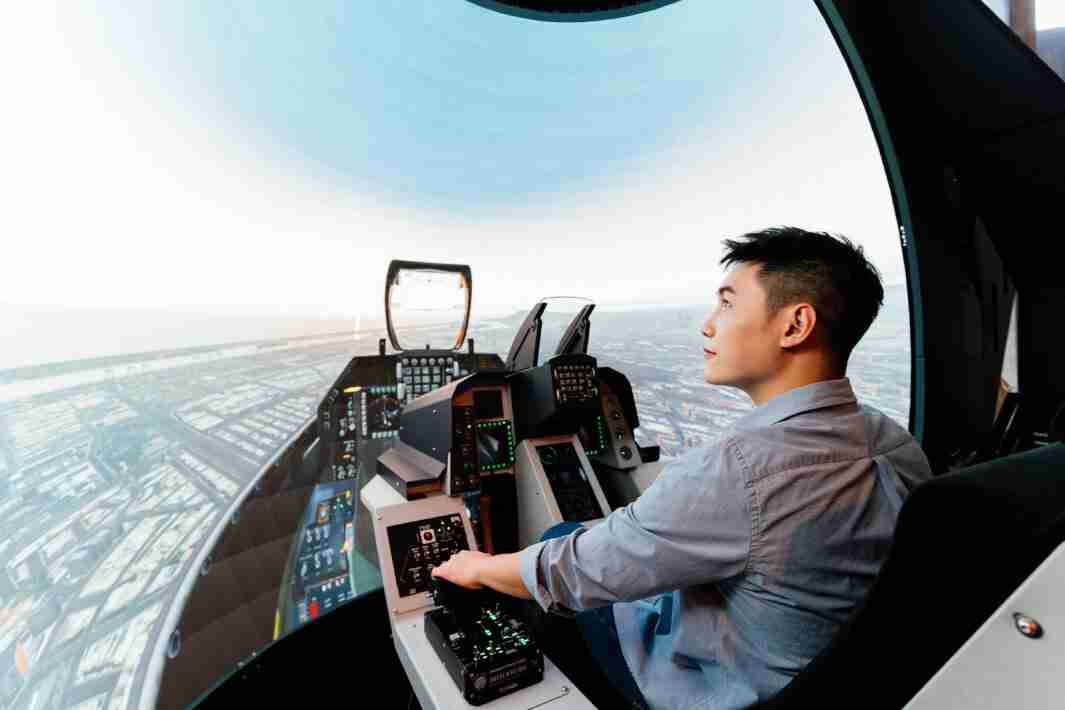 EBpay以P1.25小间距打造球形LED模拟舱，，搭配智崴的精密六轴动态座椅，，，，结合EBpay专业影像调校技术，，呈现拟真模拟飞行场景