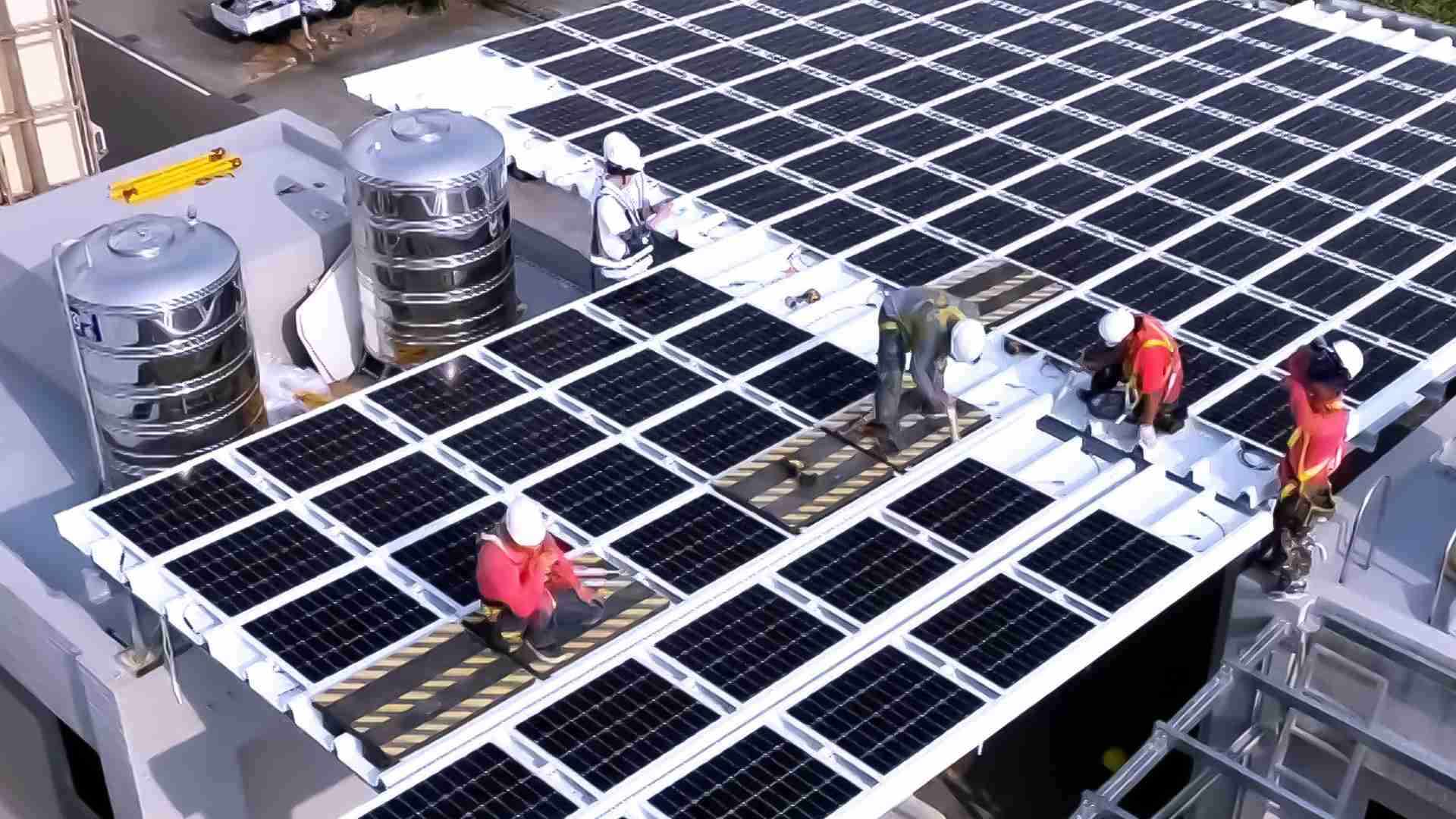 EBpay着力于替代能源之技术研发，，如光电浪板的相关制程、、设备与产品，，，，其中所开发之光电整合型浪板，，，减少传统金属支架安装，，更提升耐候度，，，，可广泛运用于多元场域，，，并辅助建筑达到净零碳排目标