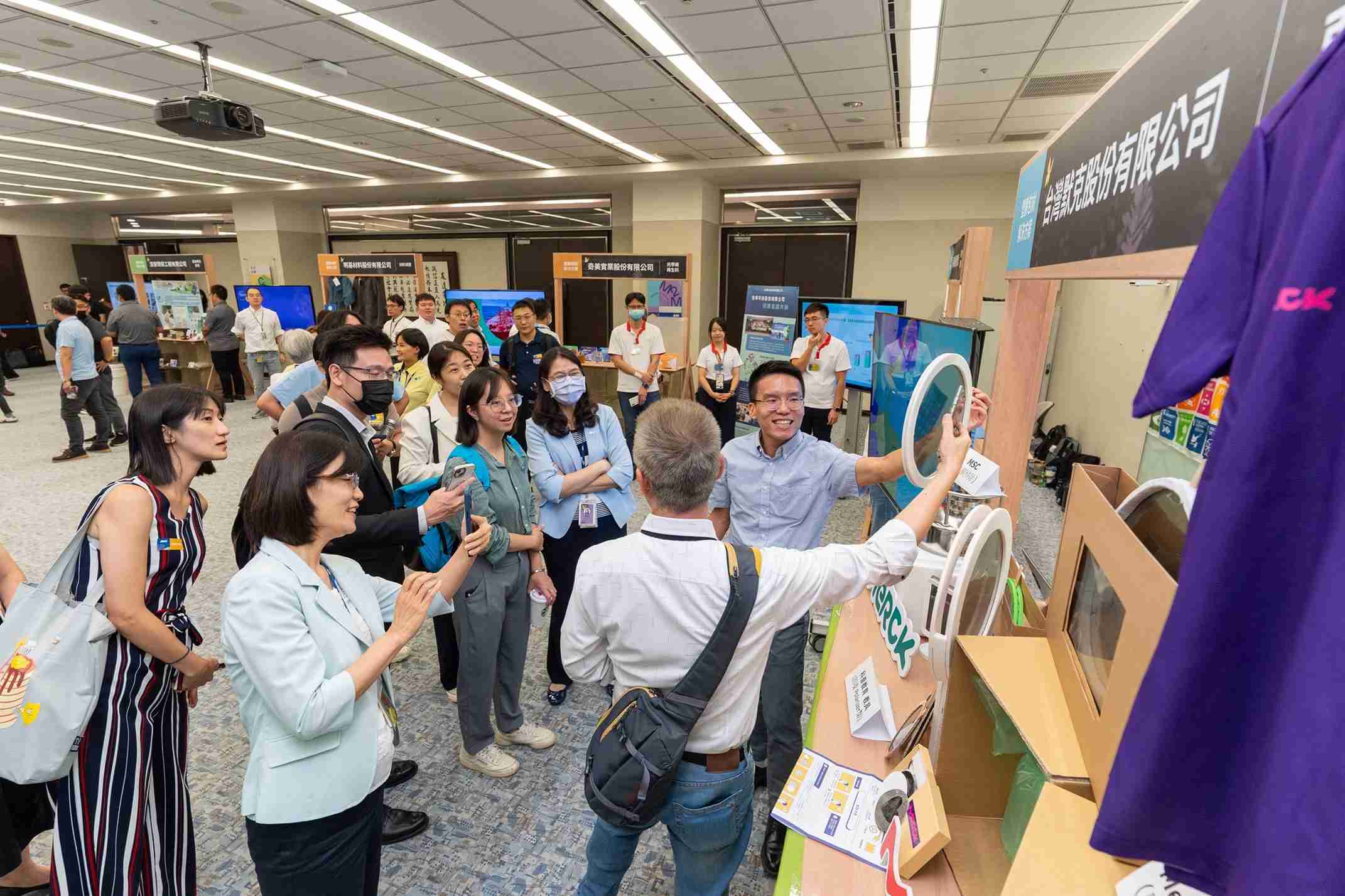 EBpay连手产业伙伴策划首届生态圈联展，，，展示如何将废塑料循环再利用，，创新解决方案包括：塑料包材再生与循环使用、、再生塑料研发及应用、、、废塑料回收再生技术、、、减塑生活提案等