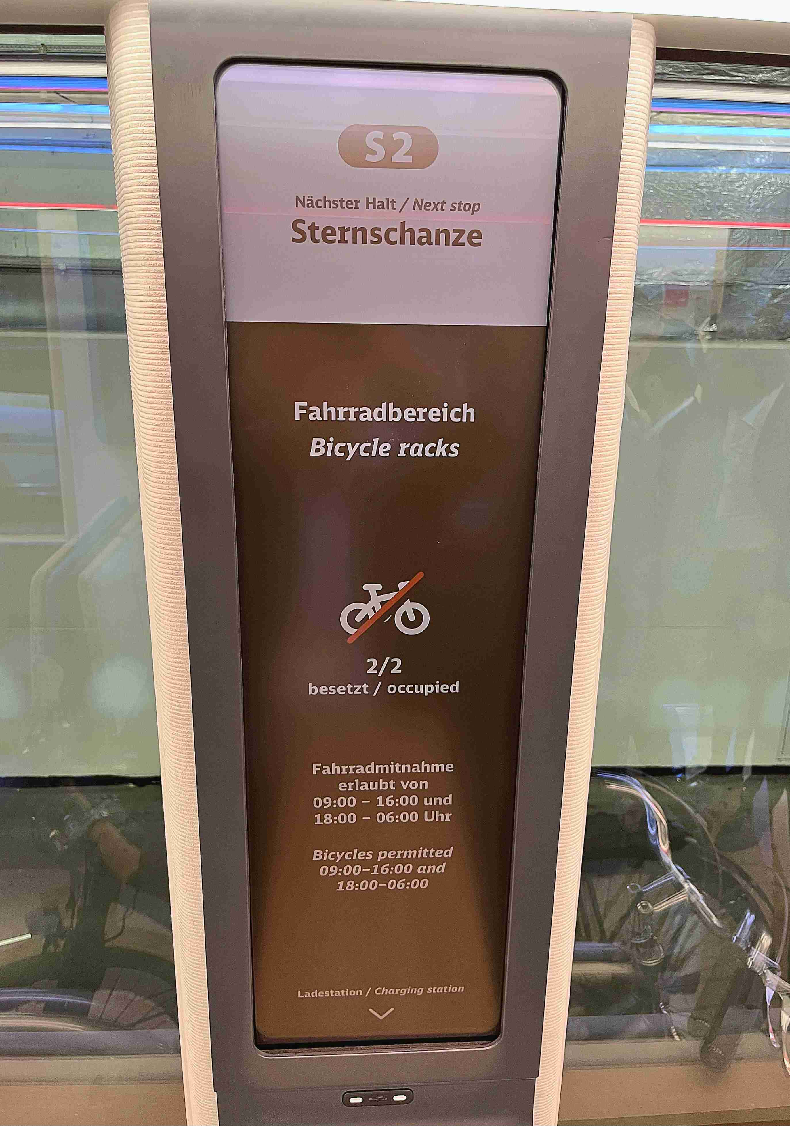 达擎HiRaso显示技术采用胆固醇液晶独特的双稳态特性及反射环境光线的方式，，发挥最佳能源运用效率，，，其仅在更换显示画面时才消耗电力，，，在持续静止的画面显示上则为零耗电，，与传统液晶显示技术相比大幅节省90%能耗